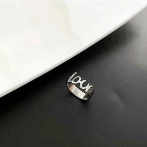 خاتم أنيق من التيتانيوم للمرأة تصميم مزدوج مع كلمة love لإكسسوار عصري بأسلوب عالي الجودة