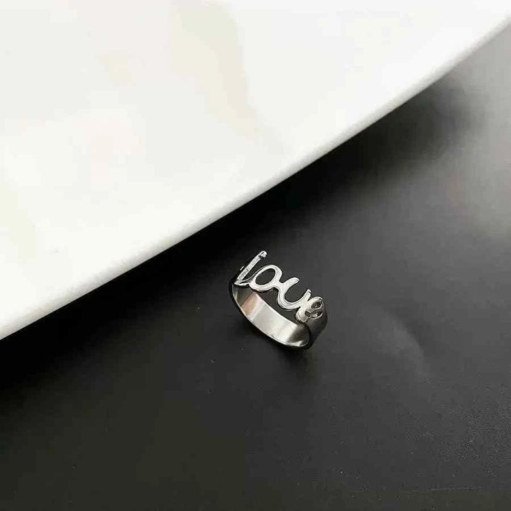 خاتم أنيق من التيتانيوم للمرأة تصميم مزدوج مع كلمة love لإكسسوار عصري بأسلوب عالي الجودة