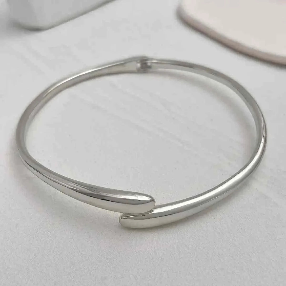 عقد Choker بتصميم Minimalist عريض باللون الذهبي.