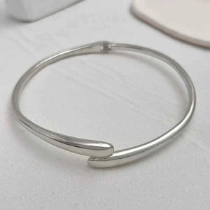 عقد Choker بتصميم Minimalist عريض باللون الذهبي.