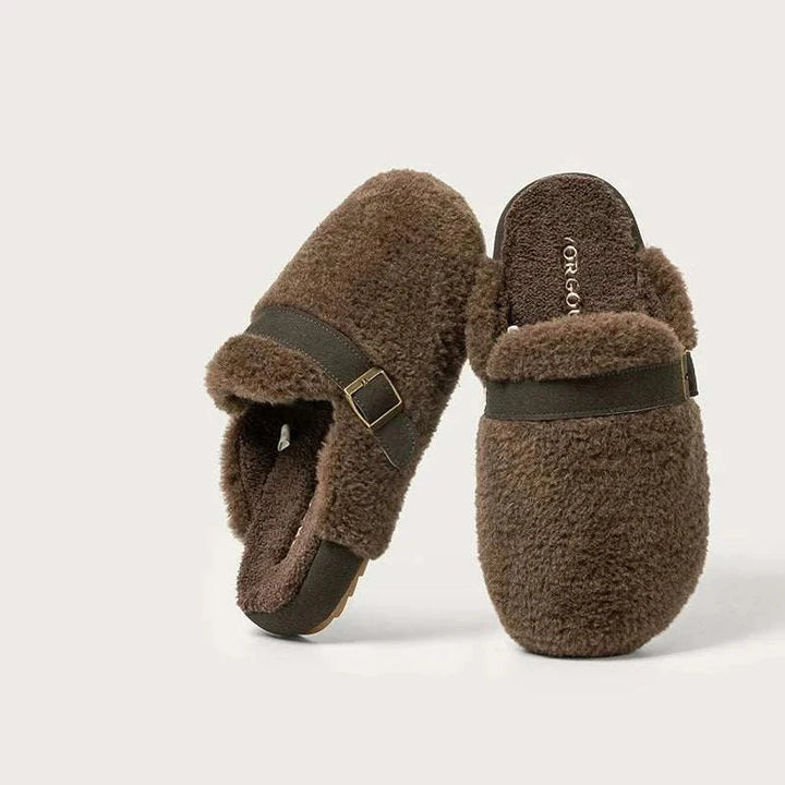 شباشب قطنية بنية ناعمة مع حزام PU قابل للتعديل وإبزيم معدني، مريحة ودافئة سواء للاستخدام المنزلي أو الخارجي