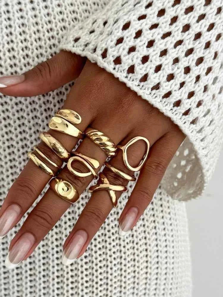 طقم خواتم نسائي Rings Set بتصاميم عصرية ذهبي وفضي.