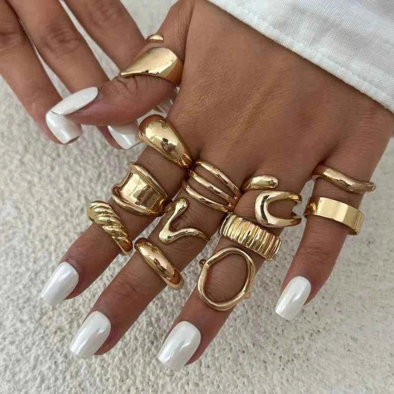 طقم خواتم نسائي Rings Set بتصاميم عصرية ذهبي وفضي.
