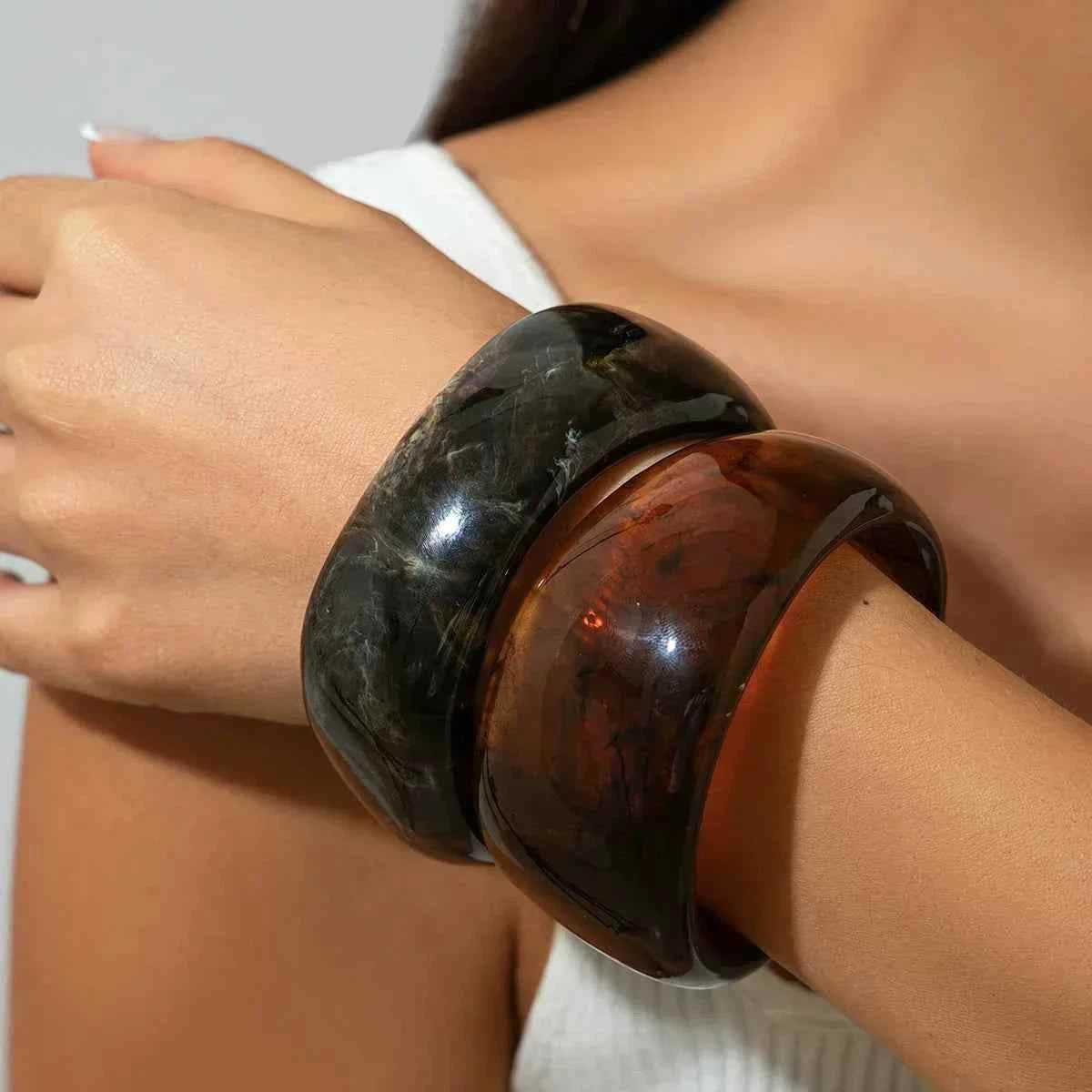 سوار نسائي | تصميم واسع غير منتظم من الريزين موضة صيف 2025 smeared resin bracelet.