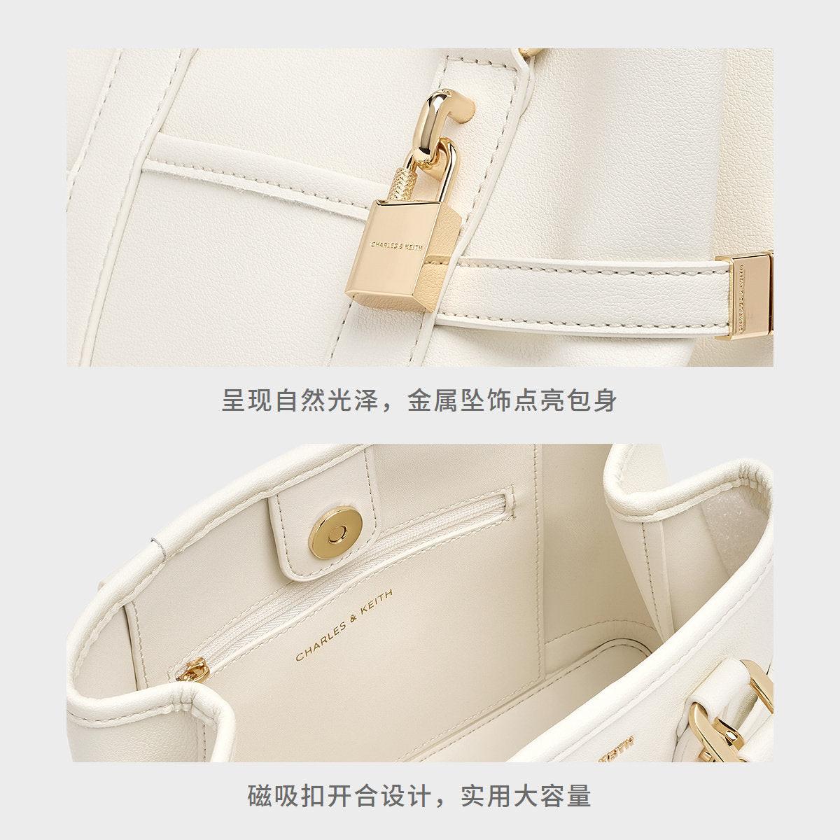 حقيبة يد CHARLES & KEITH بتصميم القفل الأنيق.