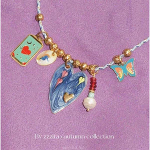 قلادة Necklace بتصميم Charms متنوع وألوان جذابة.