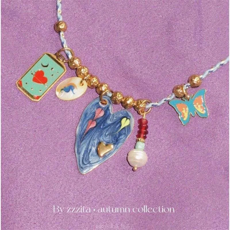 قلادة Necklace بتصميم Charms متنوع وألوان جذابة.