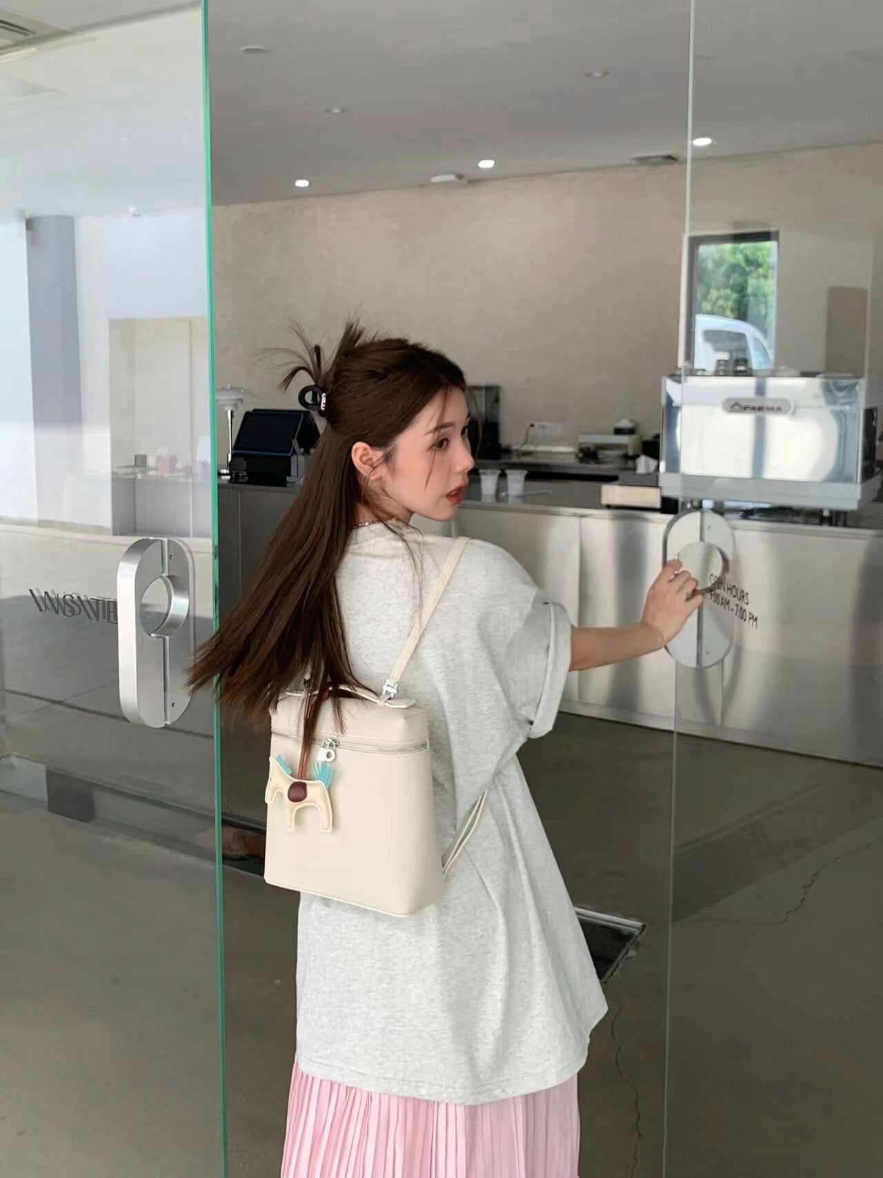 حقيبة ظهر نسائية جلدية بتصميم عصري