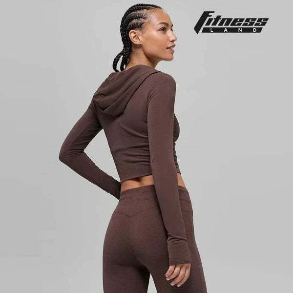 هودي رياضي ضيق بني بأزرار وسحاب كامل من alo clothing بتصميم عصري وأنيق