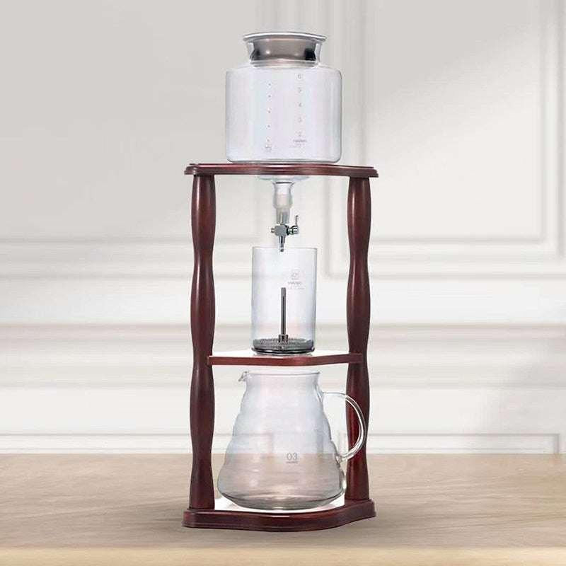 أداة تحضير القهوة المقطرة Cold Brew من Hario بتصميم أنيق.