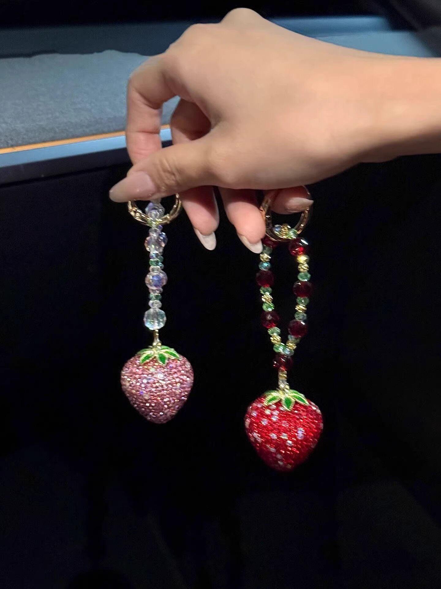 تعليقة هاتف Phone Charm بتصميم فراولة مرصعة بالكريستال.