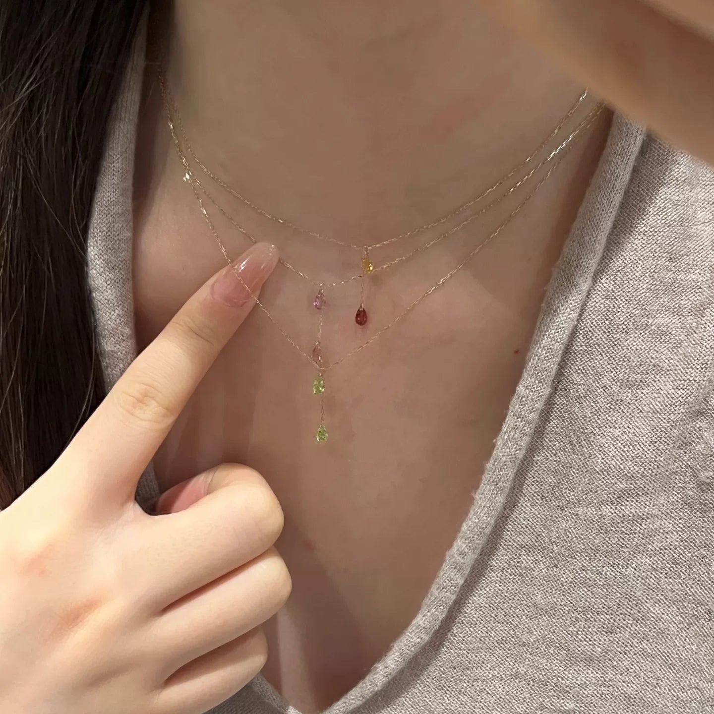 قلادة Layered Necklace بتصميم أحجار ملونة متدلية.