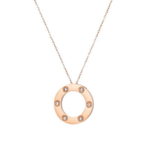 قلادة Necklace دائرية مرصعة بالزركون بتصميم راقي وعصري.