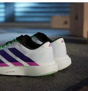 Adidas | أديداس حذاء جري فائق الخفة بتصميم سباق للرجال والنساء.
