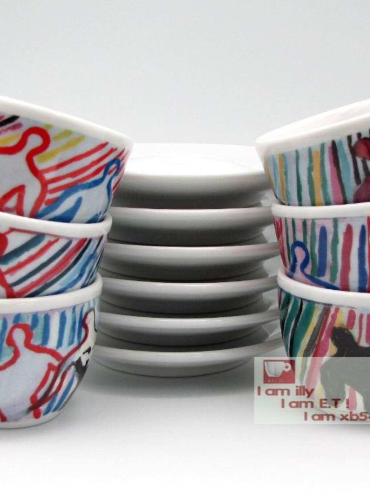 طقم أكواب Espresso من illy Collection بتصميم فني ملون.