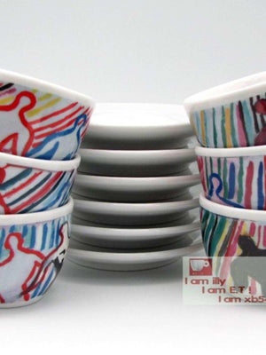 طقم أكواب Espresso من illy Collection بتصميم فني ملون.