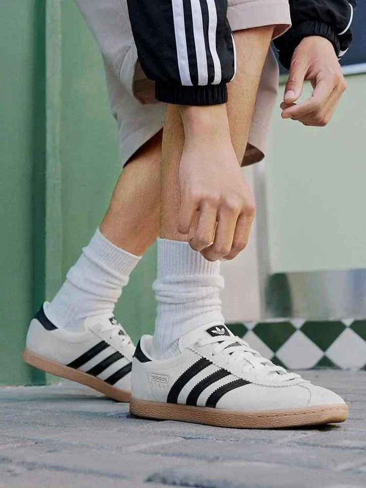 Adidas أديداس حذاء T-Toe STADT الكلاسيكي أبيض بشعارات سوداء ونعل مطاطي بني