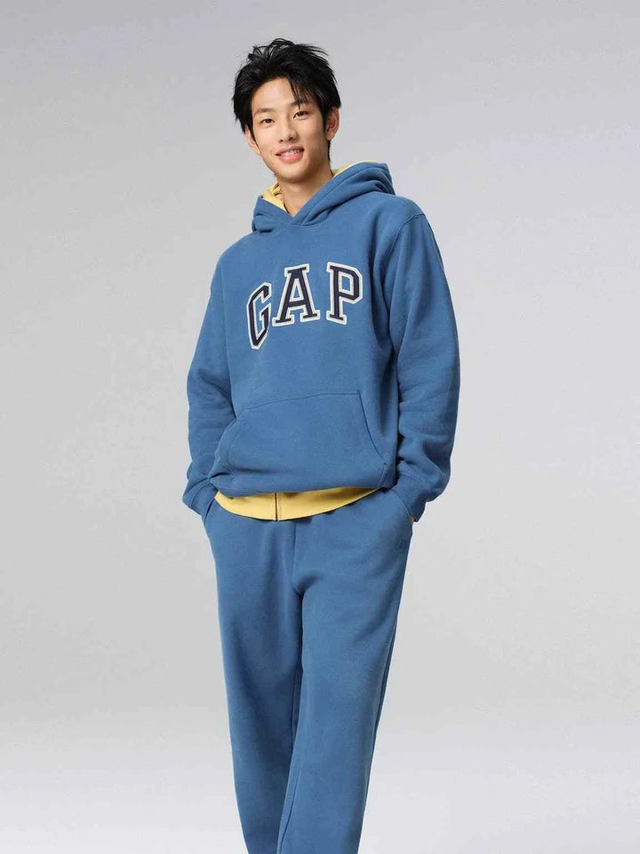 رجل يرتدي Gap هودي أصلي أزرق بتصميم كلاسيكي مريح وكاجوال