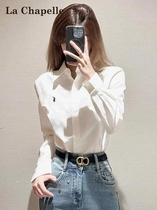 white polo La Chapelle shirt made of 100% cotton, slim fit, medium length, unisex style, worn with jeans and black belt