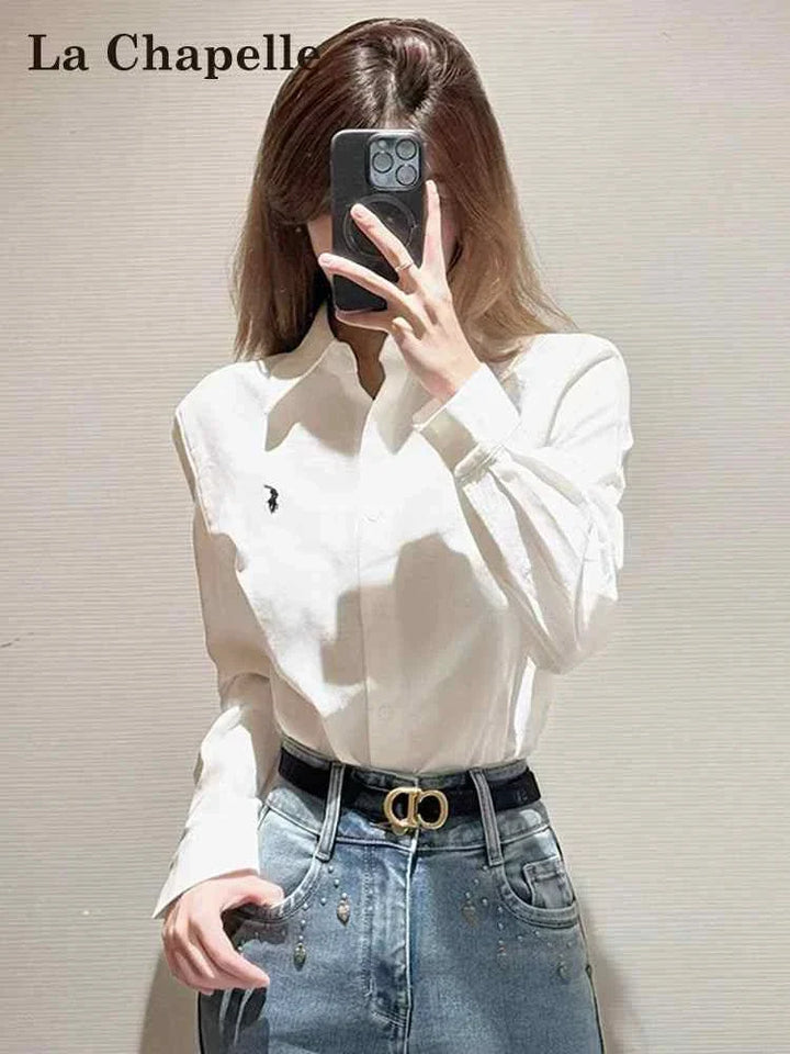 white polo La Chapelle shirt made of 100% cotton, slim fit, medium length, unisex style, worn with jeans and black belt