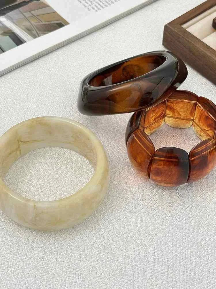 أساور Resin عريضة بتصميم Vintage وألوان رخامية فاخرة.