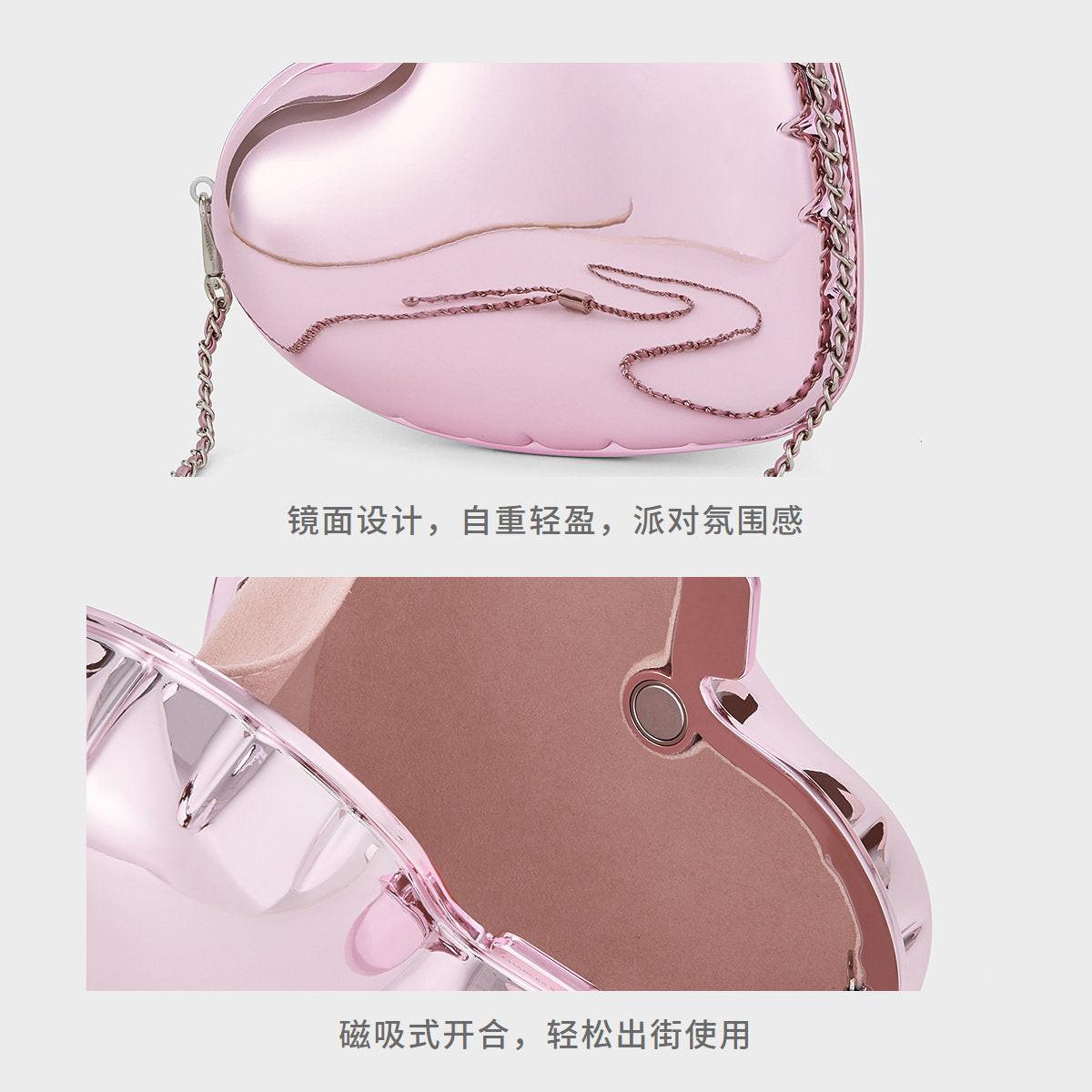 حقيبة CHARLES & KEITH بتصميم قلب معدني وردي لامع.