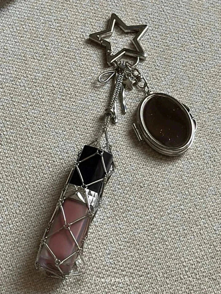 حامل ليب بام معدني فاخر بشبك مع ميدالية مرآة على شكل نجمة سلسلة تعليق أنيقة للشنطة Lip gloss chain