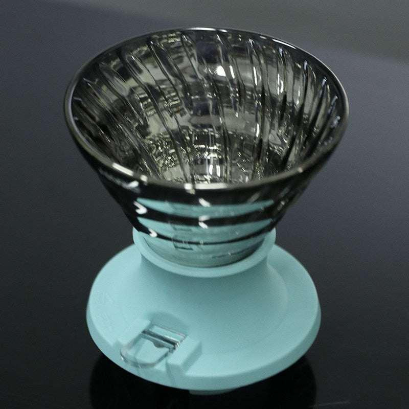 قمع ترشيح القهوة Hario V60 زجاجي بتصميم أنيق ومقاوم للحرارة.