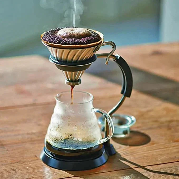 محطة تحضير قهوة V60 من HARIO بتصميم أنيق ولون أسود.