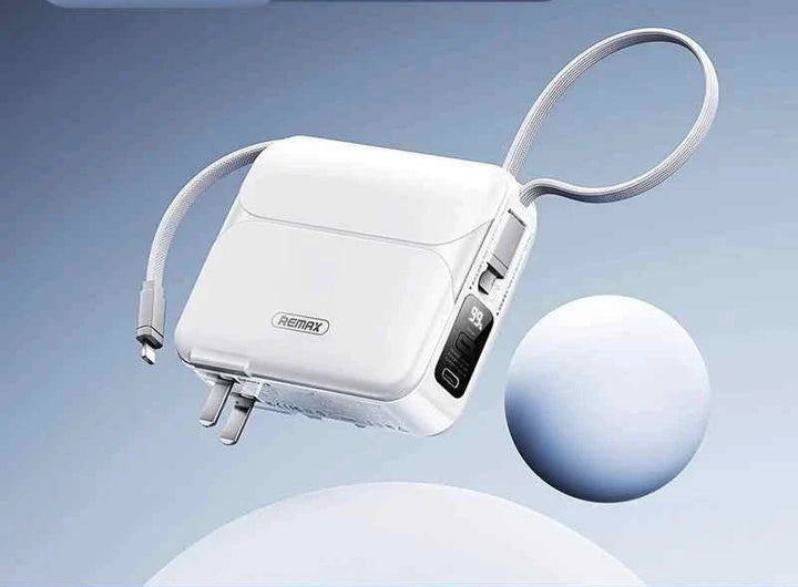 باور بانك REMAX أبيض بسعة 20000mAh مع شحن سريع PD27W وكابلات مدمجة وتصميم مدمج متعدد الاستخدامات