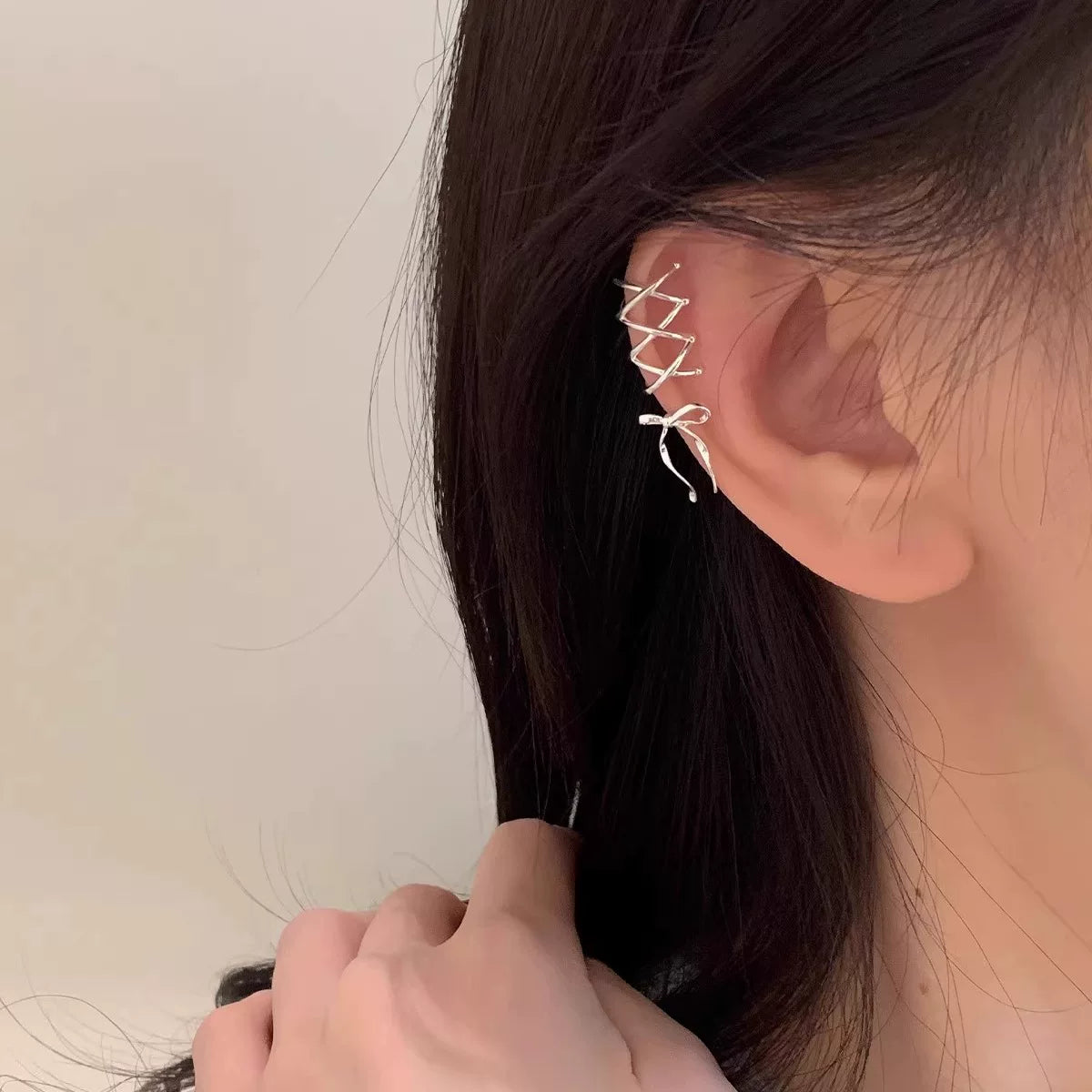 Ear Cuff بتصميم Bow Knot ولون فضي مميز.
