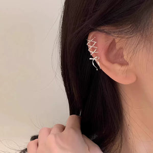 Ear Cuff بتصميم Bow Knot ولون فضي مميز.