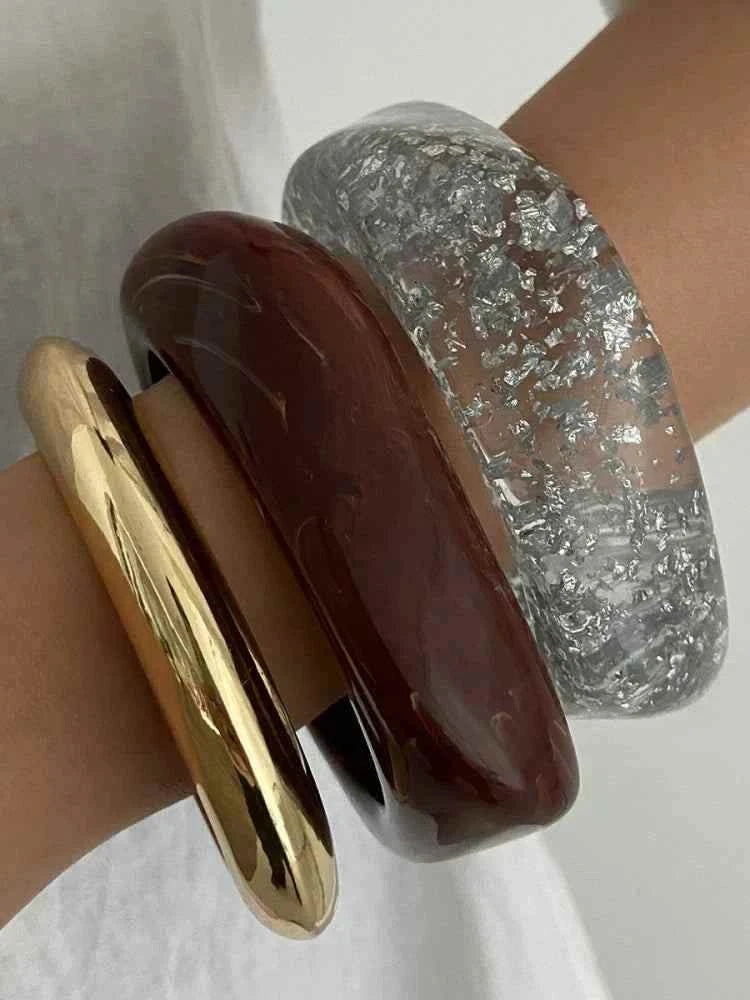 طقم أساور Bangle بتصميم Chunky عريض وألوان Gold و Resin.