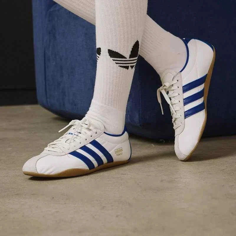Adidas | أديداس حذاء نسائي كلاسيكي خفيف بنعل رفيع.