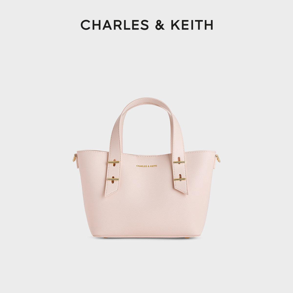 حقيبة يد CHARLES & KEITH أنيقة بتصميم عملي ومرن.