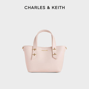 حقيبة يد CHARLES & KEITH أنيقة بتصميم عملي ومرن.