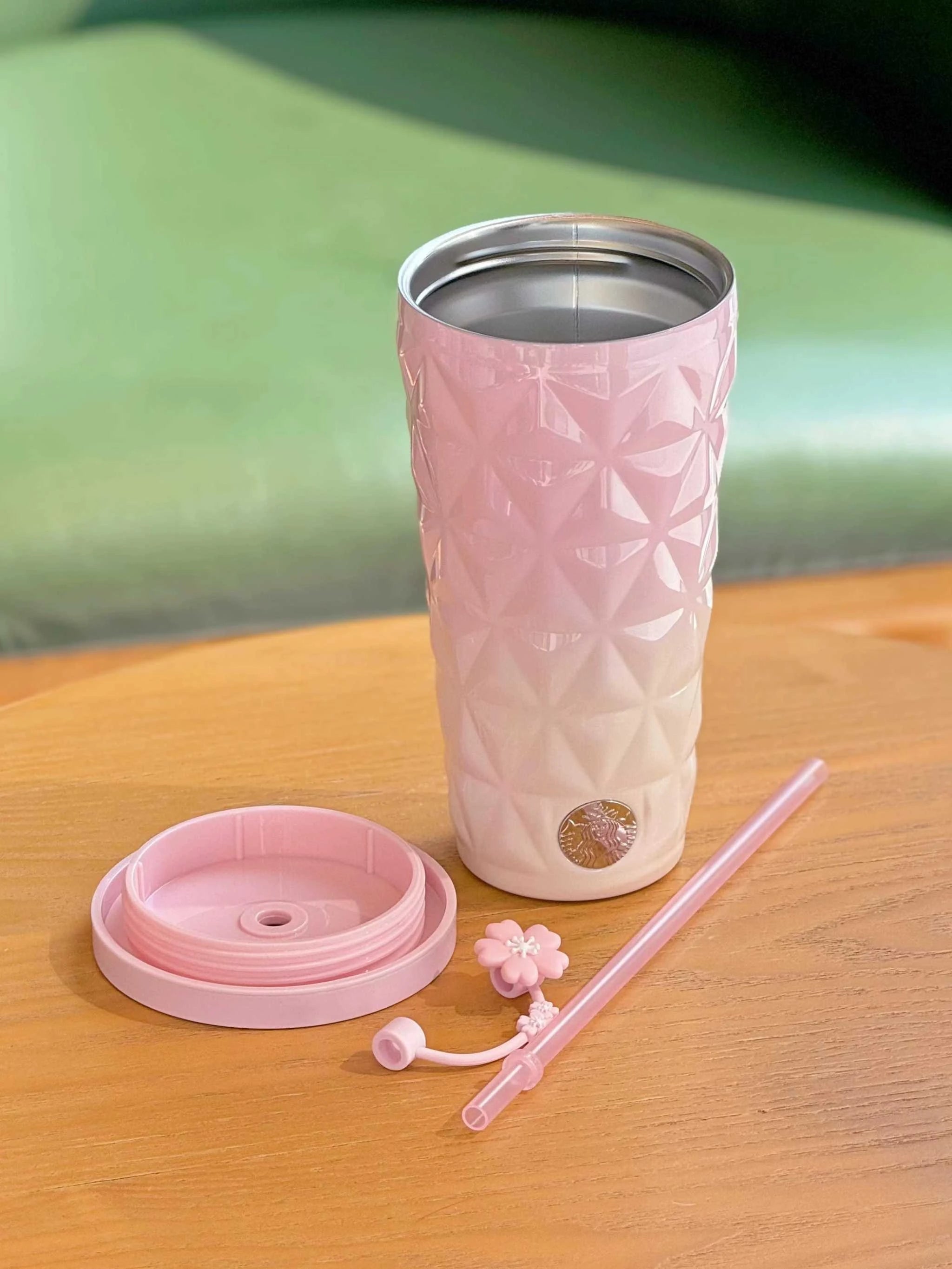 كوب Starbucks Tumbler وردي بتصميم Diamond ومصاصة Sakura.