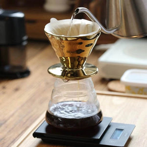 قمع ترشيح قهوة Hario V60 بتصميم معدني فاخر وألوان عاكسة.