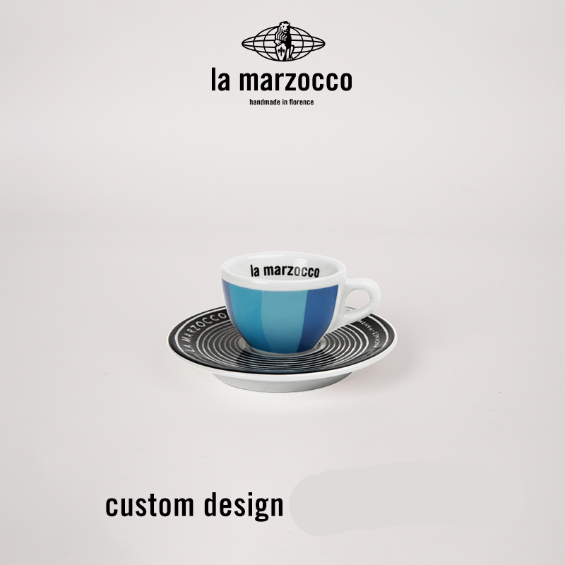 طقم أكواب قهوة La Marzocco بتصاميم وشعارات متنوعة.