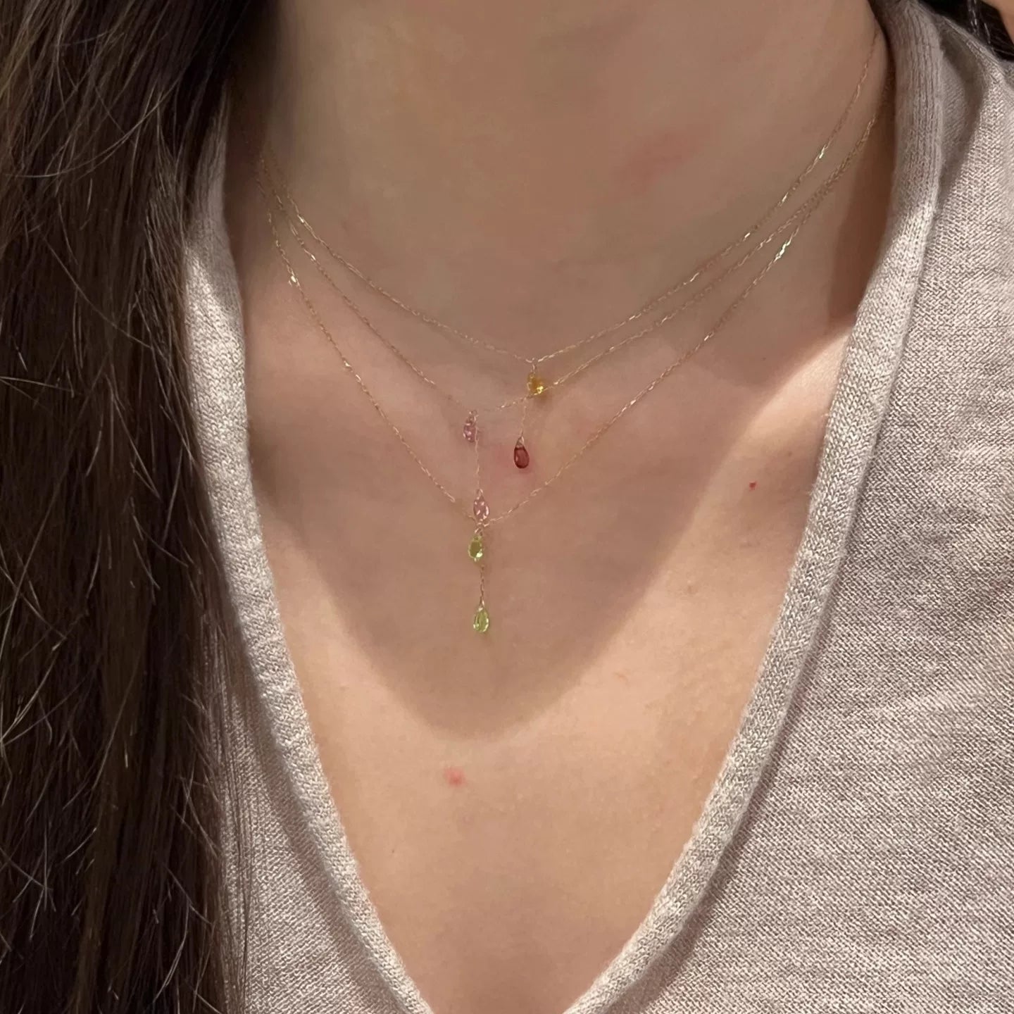 قلادة Layered Necklace بتصميم أحجار ملونة متدلية.