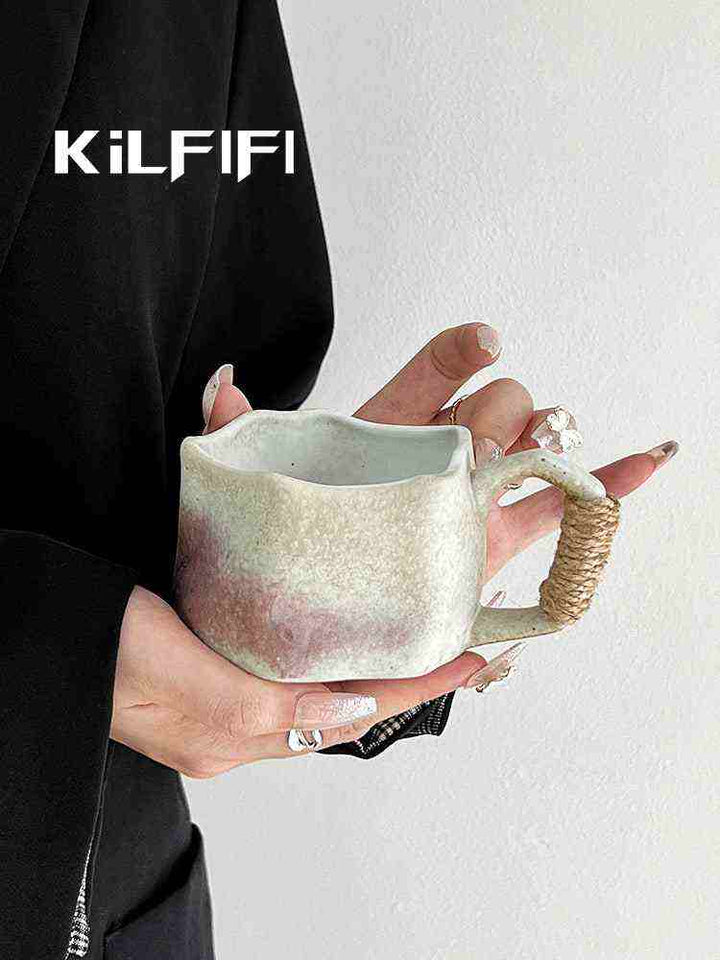 فرن خزفي قديم ممسك باليدين مع تصميم عتيق.