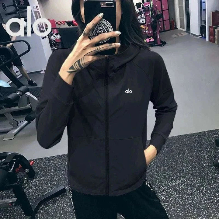 سترة رياضية نحيفة بغطاء من alo clothing للتمارين والجري سريع الجفاف وأنيقة