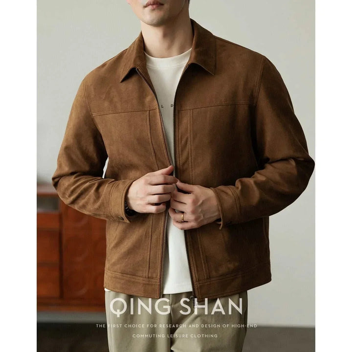 جاكيت شامواه رجالي بني بتصميم كلاسيكي وقصة مستقيمة مع سحاب معدني وياقة كلاسيكية أنيقة