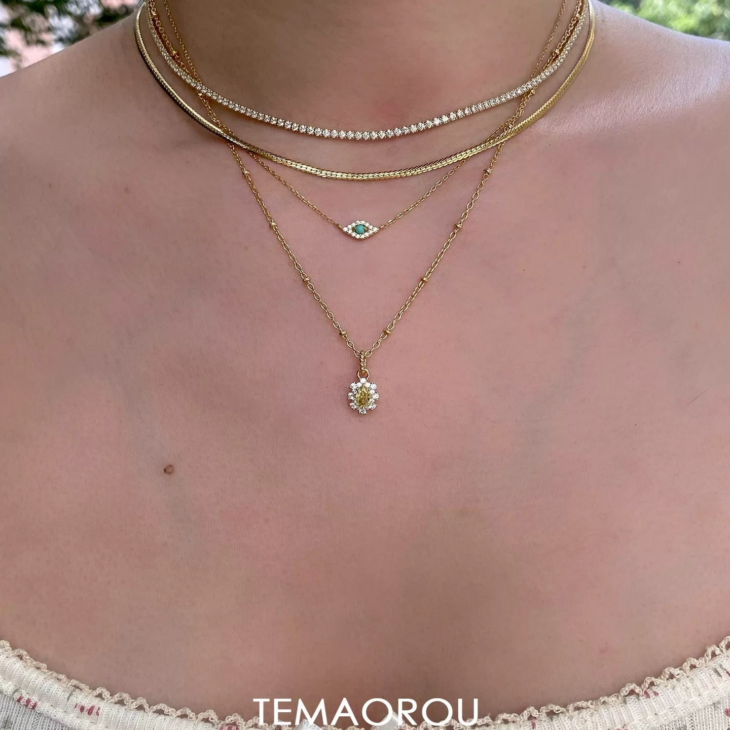 قلادة ذهبية بـ Crystal Pendant وتصميم أنيق.