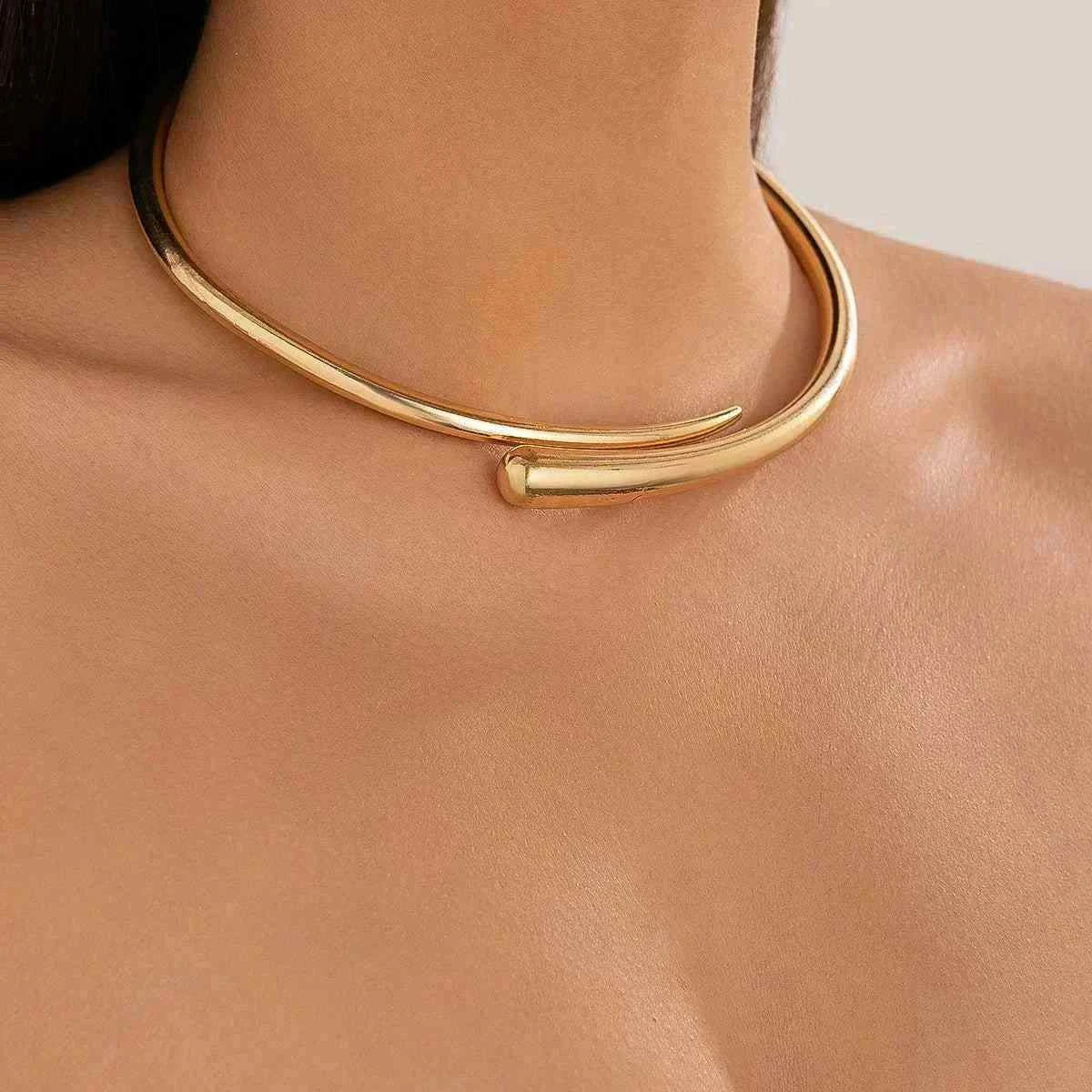عقد Choker بتصميم Minimalist عريض باللون الذهبي.