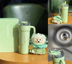 كوب Starbucks Tumbler أخضر مع دمية مميزة.