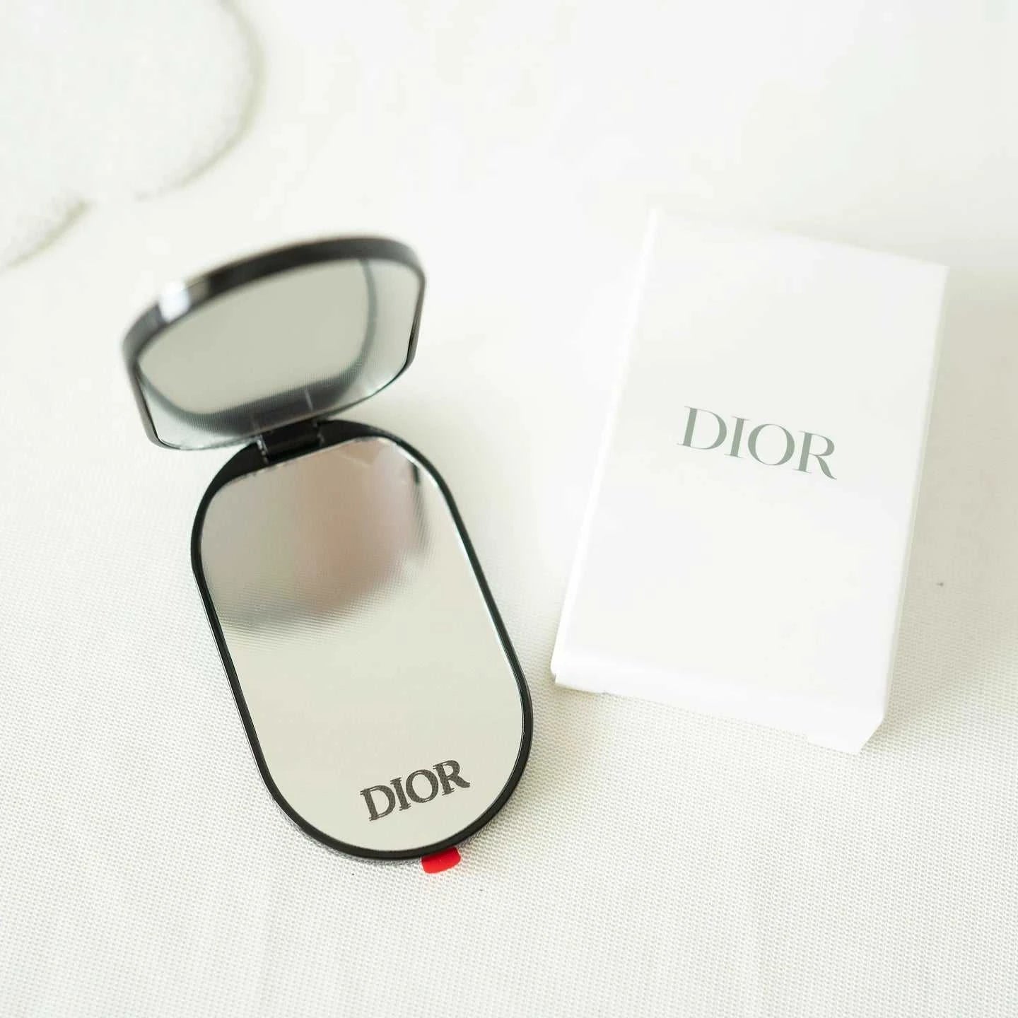 مسكة جوال DIOR بتصميم CD مع مرآة مخفية - أسود.