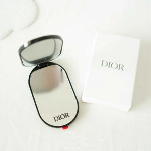 مسكة جوال DIOR بتصميم CD مع مرآة مخفية - أسود.