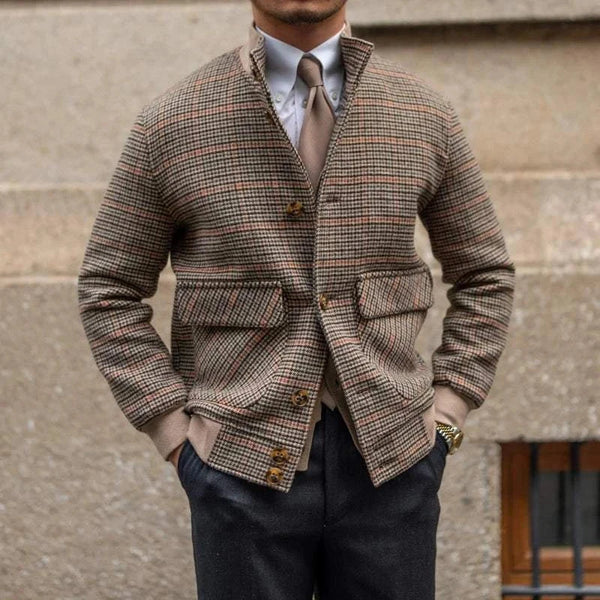 Mr. Lu San Fit Jacket جاكيت بنقشة هوندستوث بألوان بيج وبني مع خطوط برتقالية، قماش تويد محكم، مع طبقة داخلية دافئة وتصميم أنيق مع جيوب أمامية وأزرار مميزة.
