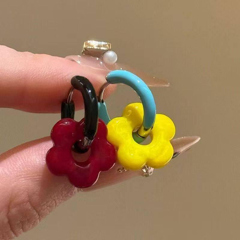 أقراط Hoop بتصميم Floral ملون وعصري.